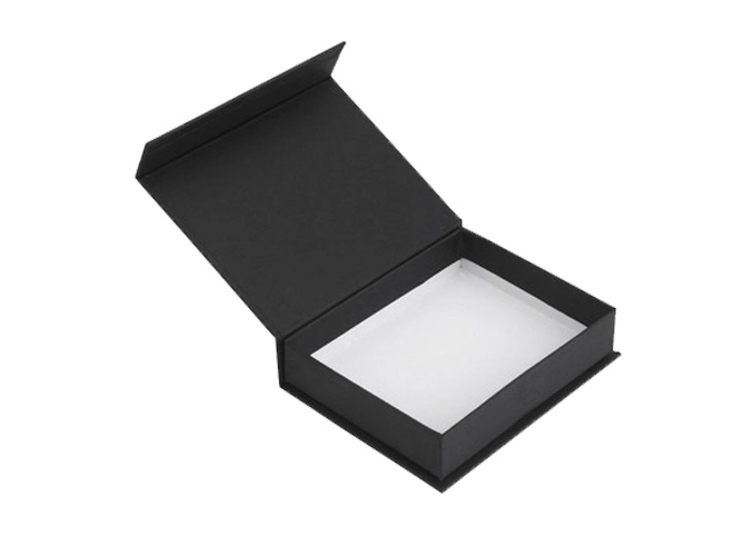 Boutique box with magnet
